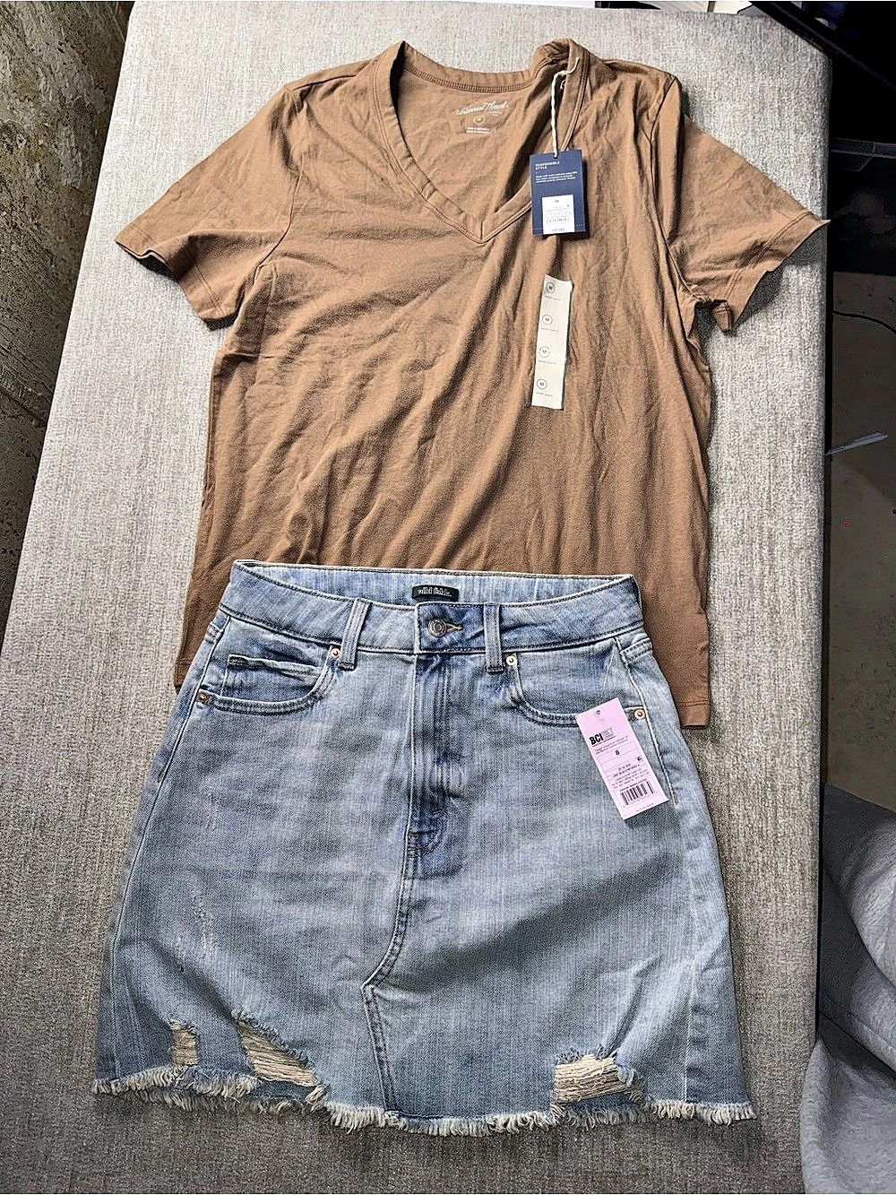Universal Thread V-Neck T-Shirt Brown Size Medium & Wild Fable Skirt Size 8 NWT